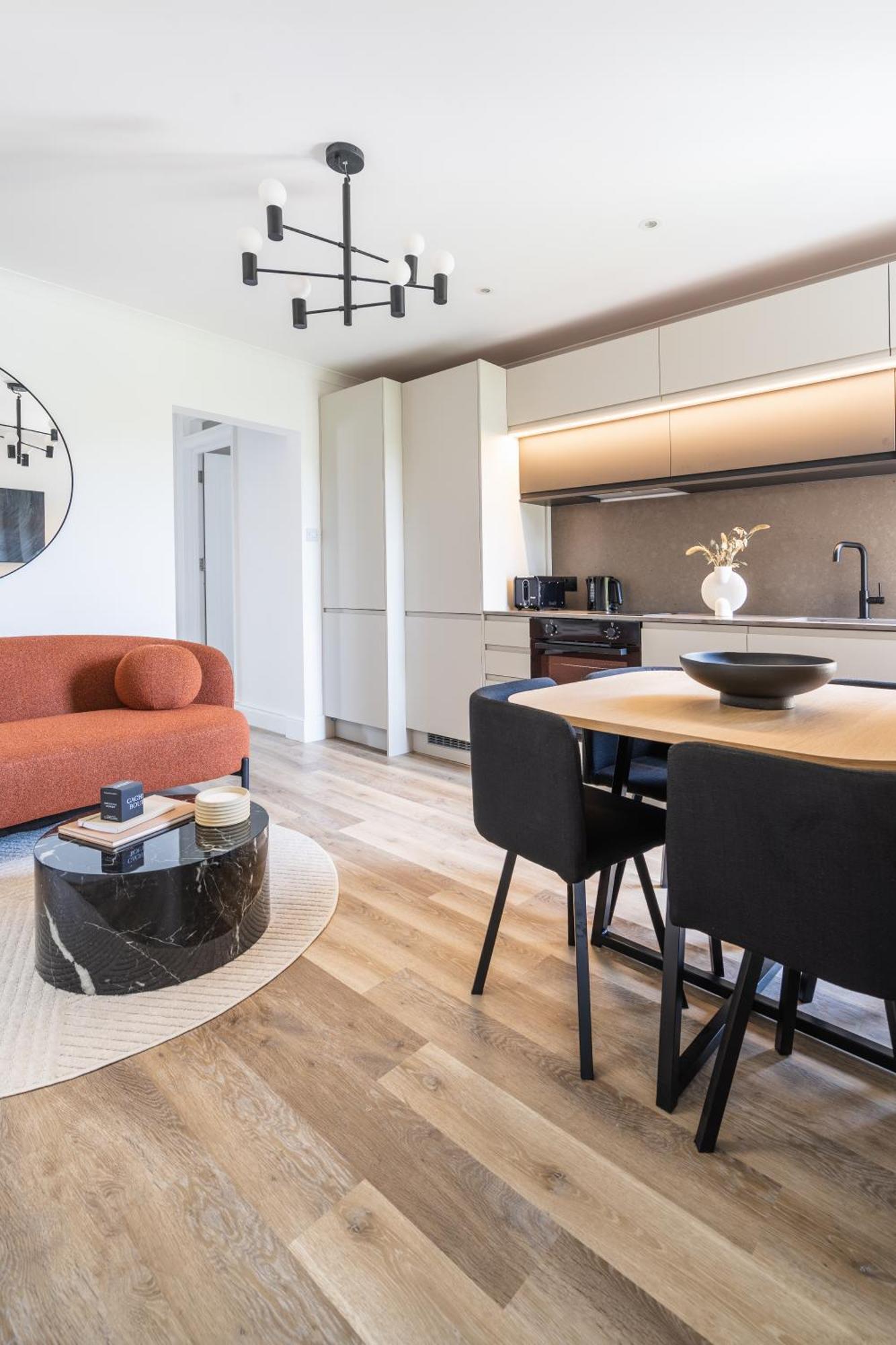 Newly Designed, 2Br Apt, 5Min From Northwood London Tube Station, Nato Hq, Ideal For Wembley, Warner Studio, Contractors Buitenkant foto