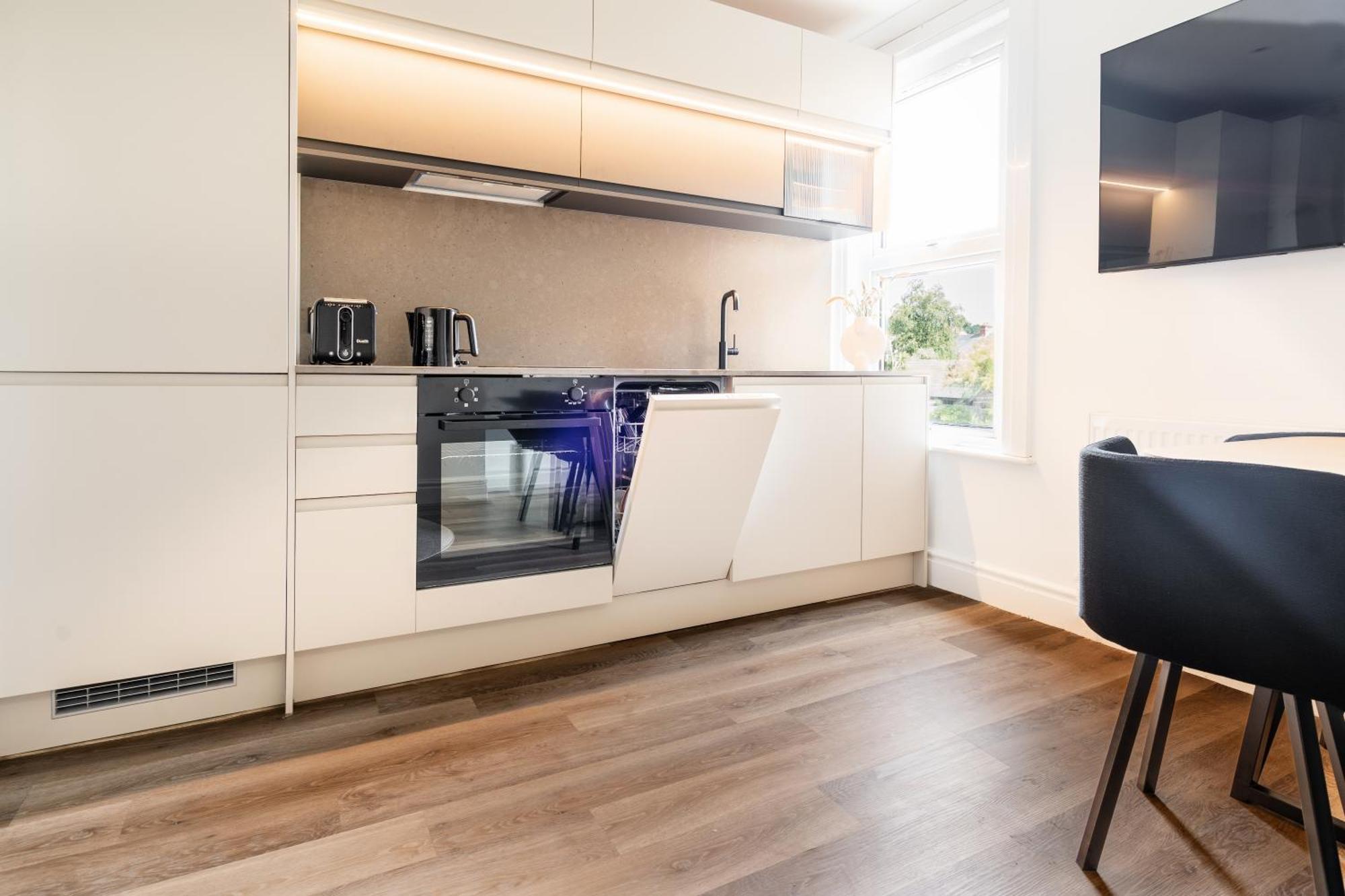 Newly Designed, 2Br Apt, 5Min From Northwood London Tube Station, Nato Hq, Ideal For Wembley, Warner Studio, Contractors Buitenkant foto