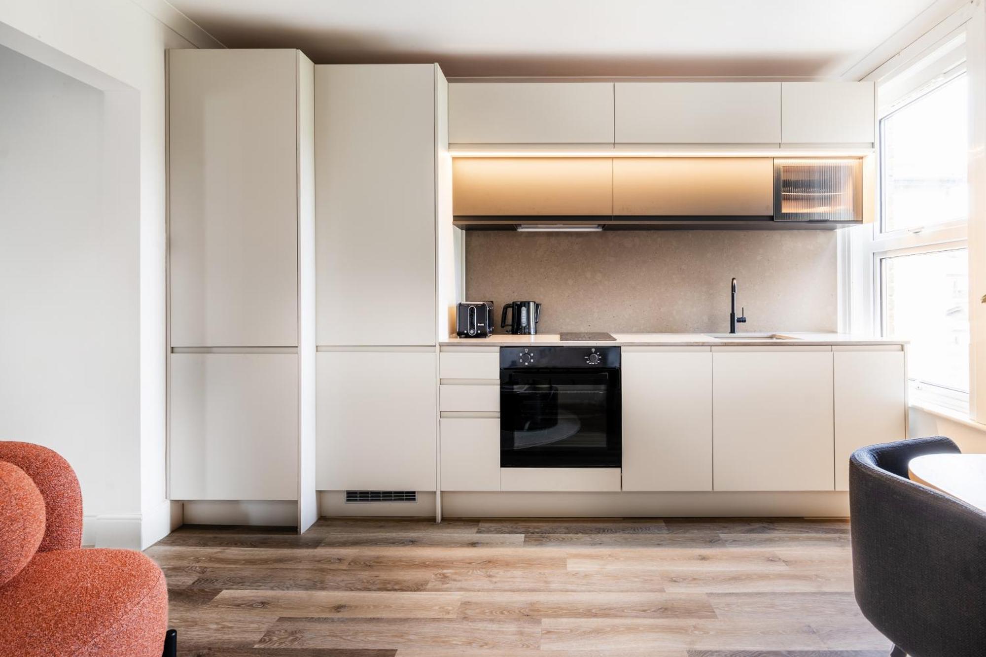 Newly Designed, 2Br Apt, 5Min From Northwood London Tube Station, Nato Hq, Ideal For Wembley, Warner Studio, Contractors Buitenkant foto