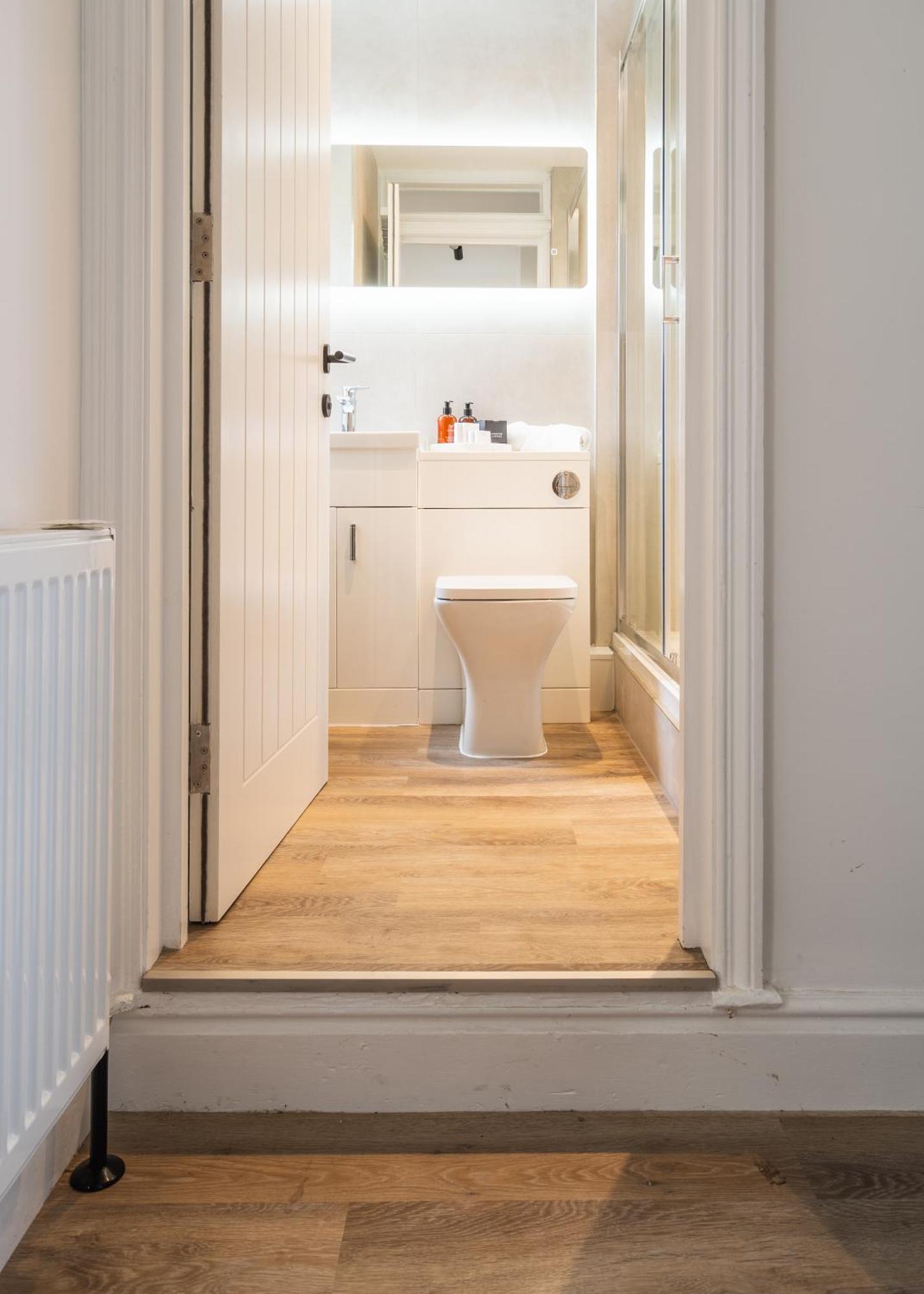 Newly Designed, 2Br Apt, 5Min From Northwood London Tube Station, Nato Hq, Ideal For Wembley, Warner Studio, Contractors Buitenkant foto