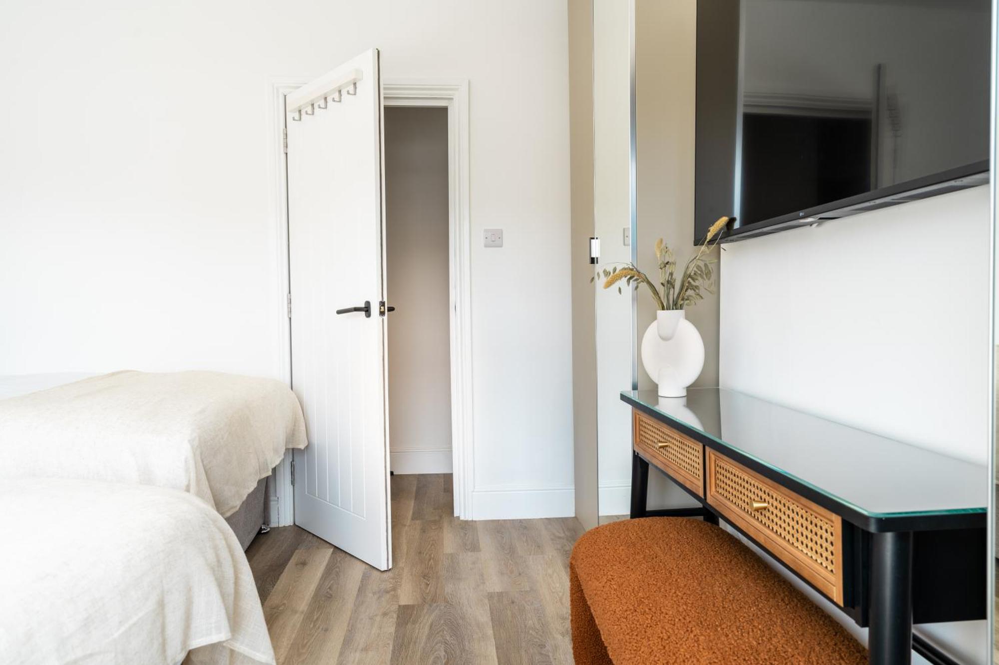 Newly Designed, 2Br Apt, 5Min From Northwood London Tube Station, Nato Hq, Ideal For Wembley, Warner Studio, Contractors Buitenkant foto